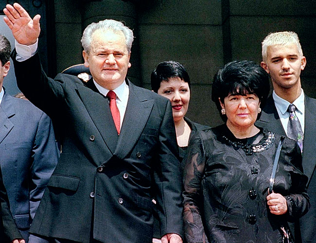 Слева направо: Слободан Милошевич с дочерью Марией, супругой Мирой Маркович и сыном Марко. После избрания президентом СРЮ, июль 1997 года