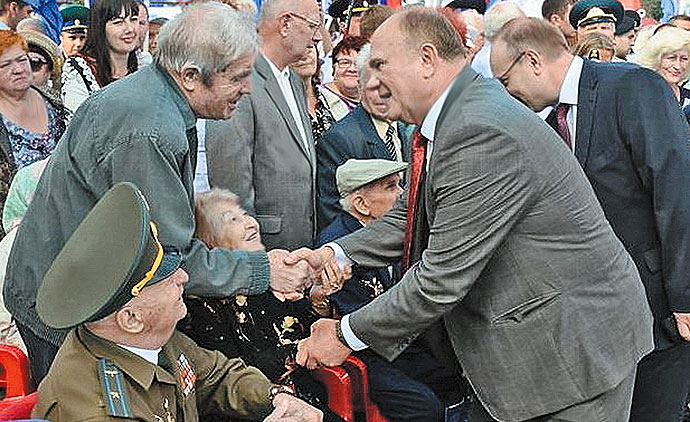 Председатель ЦК КПРФ Г.А.Зюганов поздравляет ветеранов с 70летием победы в ОрловскоКурской битве