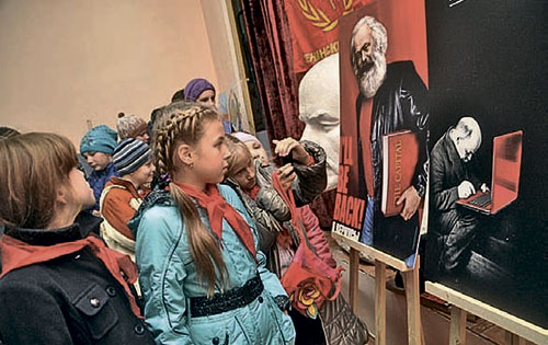 Выставка современного политического плаката Красным по белому в городе В.И.Ленина
