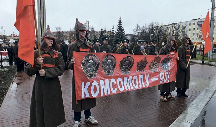 Калужские комсомольцы на демонстрации
в день Великой Октябрьской социалистической революции