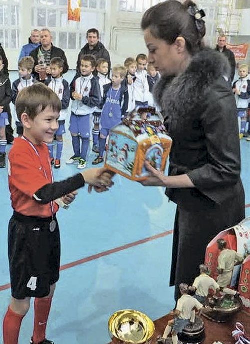 Вручение призов участникам детского футбольного турнира, проведённого при активном участии калужских коммунистов