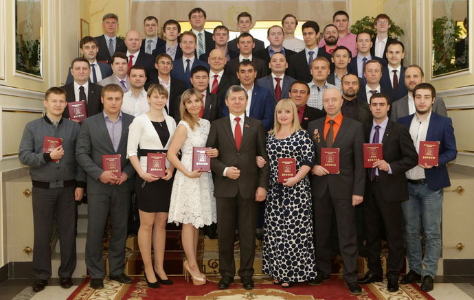 Д.Г. Новиков вручил дипломы Центра политической учёбы молодым пропагандистам