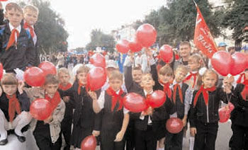 Уссурийские пионеры в день празднования годовщины города