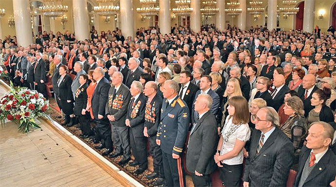 Москва, Колонный зал Дома Союзов. Торжественный вечер в честь 90-летия образования СССР. Зал исполняет &laquo;Гимн Советского Союза&raquo;. Фото С.Сергеева