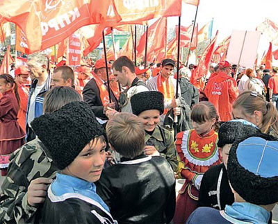 Ульяновск, 21 апреля 2012 года. Все поколения заявляют - категорическое «Нет базе НАТО!» Фото Е.Корешовой