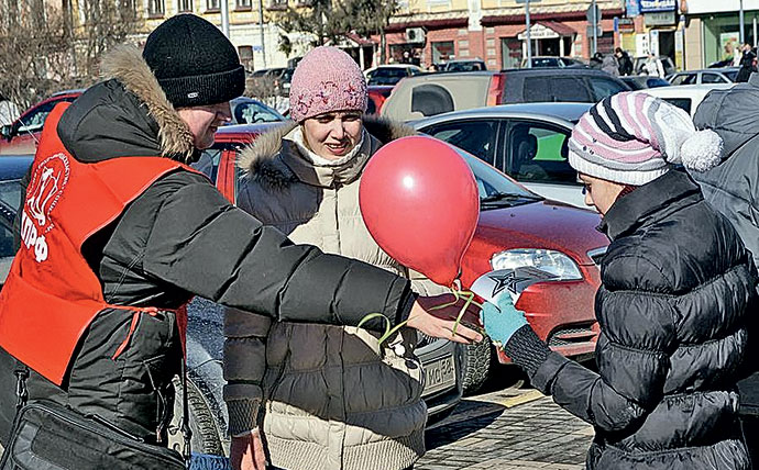 В Международный женский день комсомольцы раздавали в центре Пензы открытки и воздушные шарики девушкам и женщинам