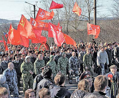Мурманск, День Победы, шествие к памятнику защитникам Советского Заполярья. Фото с сайта Мурманского обкома КПРФ