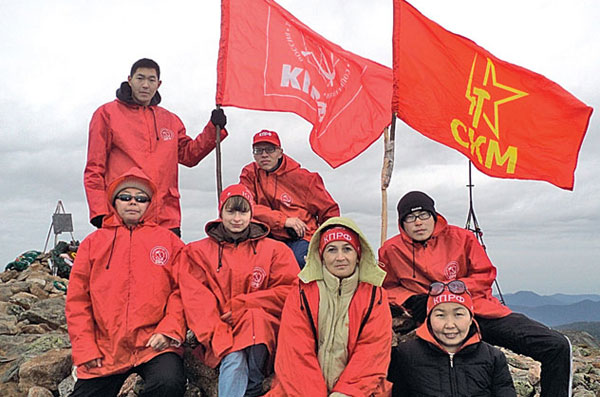 Коммунисты и комсомольцы Бурятии покорили Пик Черского Коммунисты и комсомольцы Бурятии покорили Пик Черского