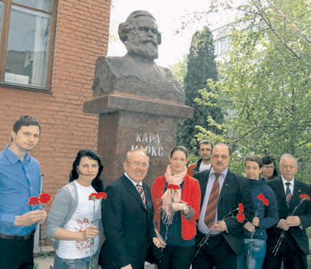 Курские коммунисты возложили цветы к памятнику К.Маркса