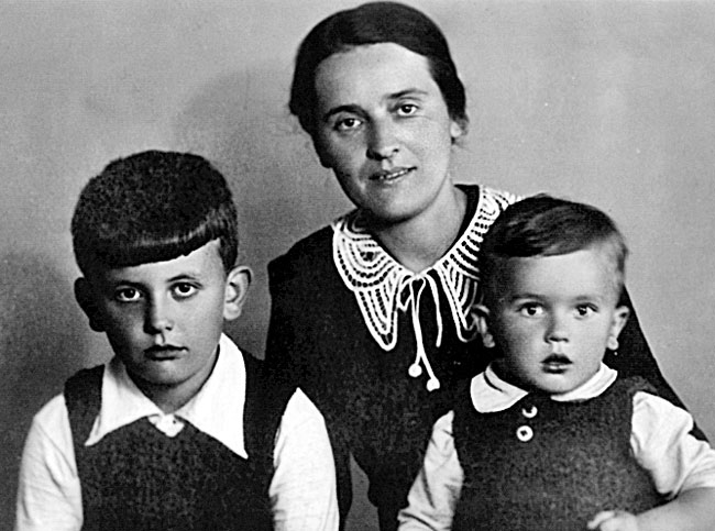 Слободан с матерью Станиславой и братом Бориславом