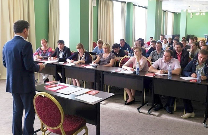Программу - воплощать, Устав - соблюдать