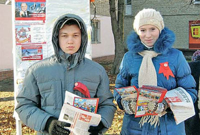 Раздача агитационных материалов в городе Шумерля Чувашской Республики. Фото прислала Т.Петрунина